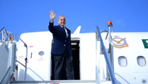 مشرق وسطیٰ میں امن مشن کا ایک اور مرحلہ مکمل، وزیر اعظم سعودیہ، قطر اور ترکیے کا دورہ کرکے وطن پہنچ گئے