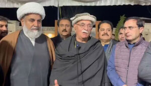 پی ٹی آئی میں اہم مقدمات میں تاخیر کی حکمتِ عملی پر اختلافات سامنے آگئے